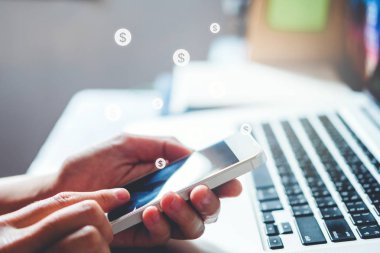 Akıllı telefon Fintech ve Blockchain kavramı kullanarak işadamı online bankacılık