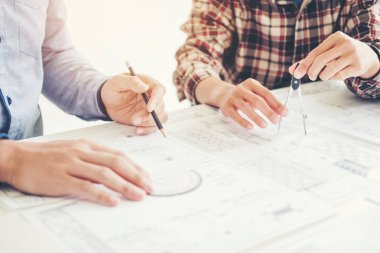 Mimari proje için Toplantı ve ortak çalışma alanı üzerinde mühendislik ile çalışan mühendis