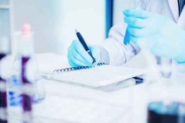 Bilim adamı bilimsel deney bilim kavramı sırasında araçları tutarak ekipman ile