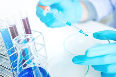 Bilim adamı bilimsel deney bilim kavramı sırasında araçları tutarak ekipman ile