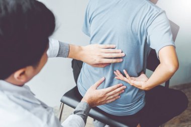 Doktor hasta geri sorunlar fizik tedavi konsepti ile danışmanlık