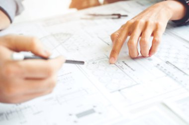 Mimar ya da ofis planı üzerinde çalışıyor. Mimarlar işyeri