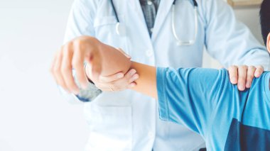 Doktor hasta omuz sorunları fizik kavram teşhis tedavi ile danışmanlık