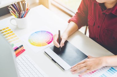 Grafik tasarımcı grafik tablet işyerinde çizim