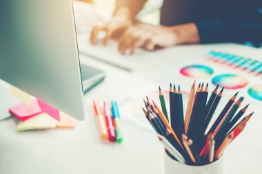 Grafik tasarımcı grafik tablet işyerinde çizim