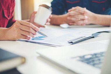 Toplantı planlama stratejisi analiz kavramı ofis iş arkadaşlarınıza gelecek planları üzerinde iş adamları