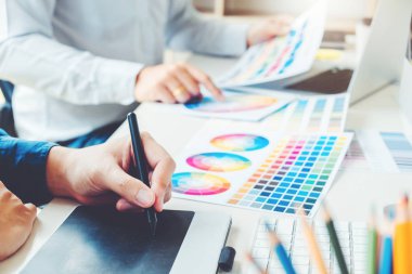 Grafik tasarımcı grafik tablet işyerinde çizim
