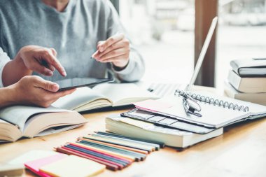 Yüksek okul veya üniversite öğrencileri eğitim ve birlikte kitaplıkta okuma