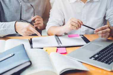 Yüksek okul veya üniversite öğrencileri eğitim ve birlikte kitaplıkta okuma