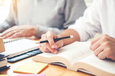 Yüksek okul veya üniversite öğrencileri eğitim ve birlikte kitaplıkta okuma