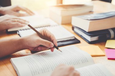 Yüksek okul veya üniversite öğrencileri eğitim ve birlikte kitaplıkta okuma