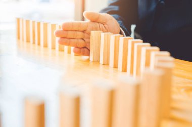 İşadamı plan ve strateji iş Domino etkisi Problem çözme