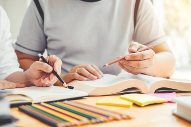 Yüksek okul veya üniversite öğrencileri eğitim ve birlikte kitaplıkta okuma