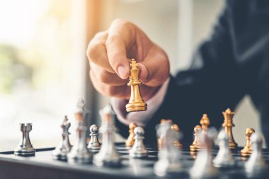 Planlama önde gelen strateji başarılı iş lideri kavramının işadamı satranç oyun