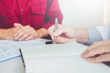 Doktorlar ve hastalar oturup konuşmak. Masada hastane penceresinde yakınındaki.