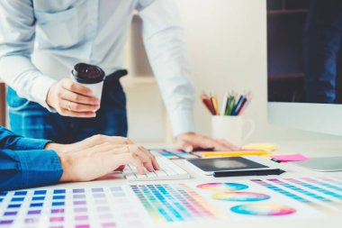Grafik tasarımcı grafik tablet işyerinde çizim