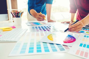 Grafik tasarımcı grafik tablet işyerinde çizim