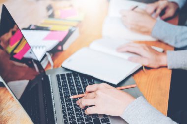 Yüksek okul veya üniversite öğrencileri eğitim ve birlikte kitaplıkta okuma