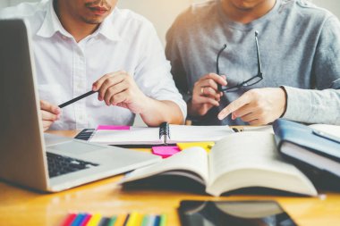 Yüksek okul veya üniversite öğrencileri eğitim ve birlikte kitaplıkta okuma