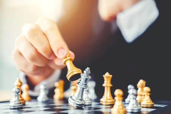 Homme Affaires Jouant Jeu Échecs Planification Une Stratégie Premier Plan — Photo