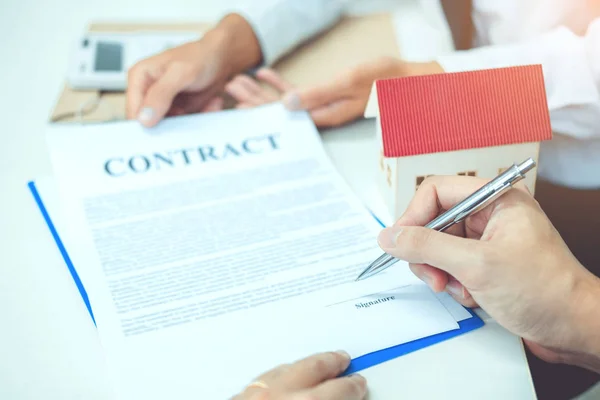 Hombre Negocios Calculado Costo Firmar Contrato Acuerdo Concepto Hogar Seguros — Foto de Stock