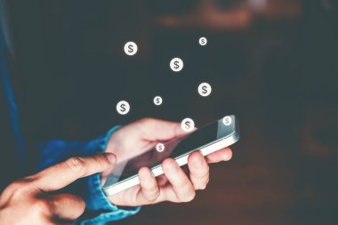 Online Kredi kartı Fintech ve Blockchain kavramı ile smartphone kullanarak işadamı bankacılık