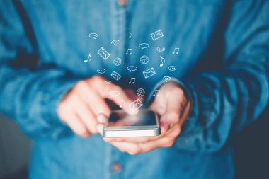 Ekranda hareket eden online simgesi sosyal ağ bağlantısı ile işadamı