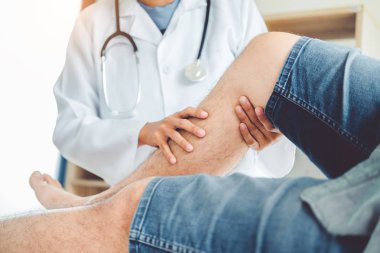 Doktor hasta diz sorunları fizik tedavi konsepti ile danışmanlık