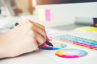 Grafik tasarımcı grafik tablet işyerinde çizim
