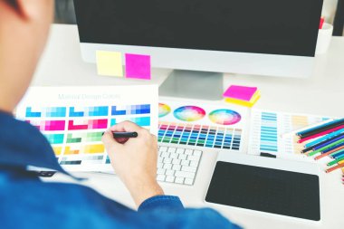 Grafik tasarımcı grafik tablet işyerinde çizim