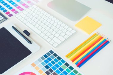 Grafik tasarım grafik tablet işyerinde çizim