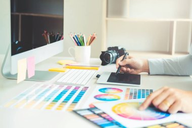 Grafik tasarımcı grafik tablet işyerinde çizim