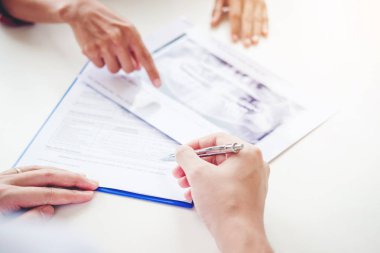 Diş hekimi hasta sunan sonuçlarla hastanın diş röntgen film sorun hakkında danışmanlık