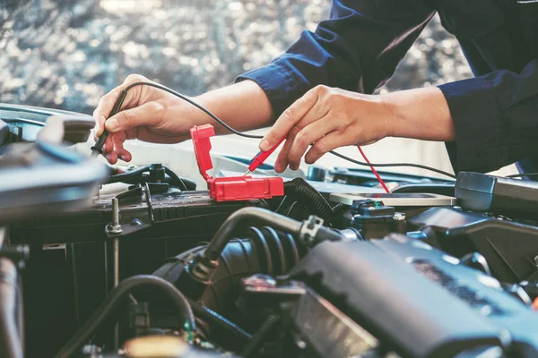 Manos Del Mecánico Automóviles Que Trabajan Servicio Reparación Automóviles —  Fotos de Stock