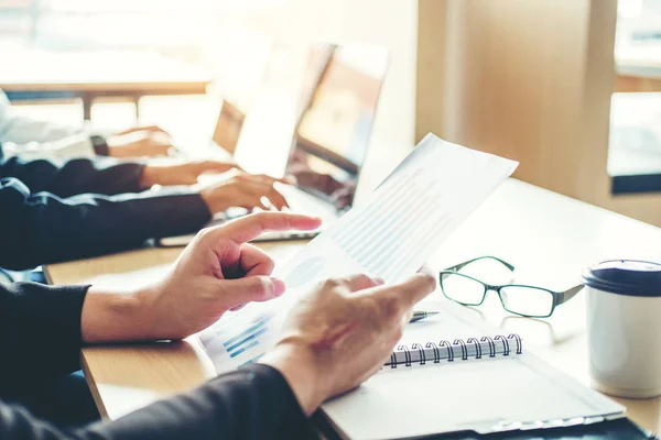 Mensen Uit Het Bedrijfsleven Vergadering Planning Strategie Analyse Van Nieuwe — Stockfoto