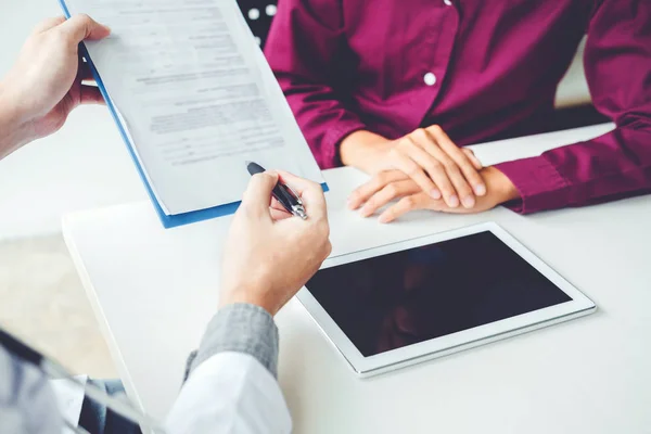 Ärzte Und Patienten Sitzen Und Reden Tisch Neben Dem Fenster — Stockfoto