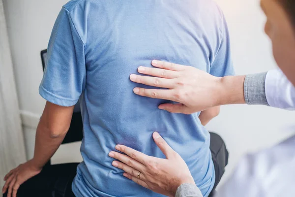 Doctor Consulting Patient Back Problems Physical Therapy Concept — Stock Photo, Image