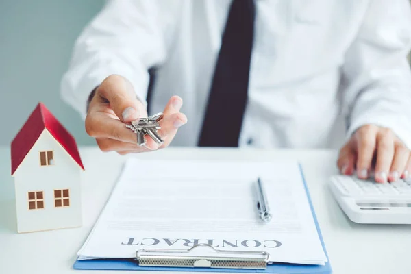 Prodej Agent Dává Domu Odběratele Podpis Dohody Smlouvy Pojištění Domů — Stock fotografie