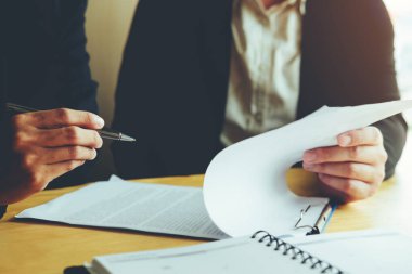 Yeni iş için planlama stratejisi analiz toplantı iş adamları konsept proje