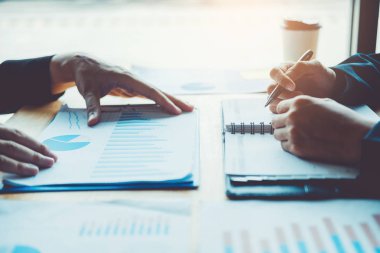 Yeni iş için planlama stratejisi analiz toplantı iş adamları konsept proje