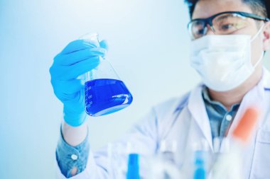 Bilim adamı bilimsel deney bilim kavramı sırasında araçları tutarak ekipman ile