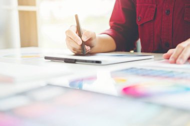 Grafik tasarımcı grafik tablet işyerinde çizim