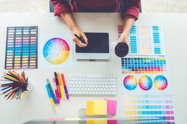 Grafik tasarımcı grafik tablet işyerinde çizim
