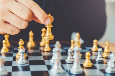 Planlama önde gelen strateji başarılı iş lideri kavramının işadamı satranç oyun