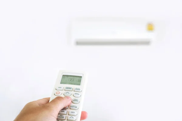 Mulheres Usando Controle Remoto Condicionador Casa — Fotografia de Stock