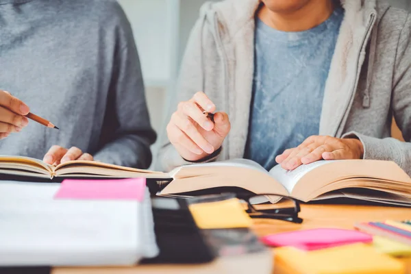 Estudiantes Secundaria Universitarios Que Estudian Leen Juntos Biblioteca —  Fotos de Stock