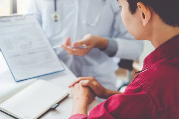 Dokter Dan Pasien Duduk Dan Berbicara Meja Dekat Jendela Rumah — Stok Foto