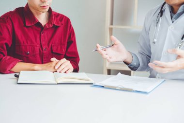 Doktorlar ve hastalar oturup konuşmak. Masada hastane penceresinde yakınındaki.