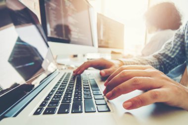 Programcı ekip geliştirme web sitesi tasarımı geliştirme ve yazılım şirket ofisinde çalışan teknolojileri kodlama