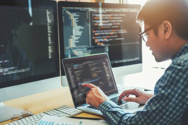 Programcı geliştirme web sitesi tasarımı geliştirme ve yazılım şirket ofisinde çalışan teknolojileri kodlama